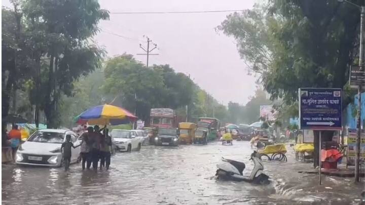 रात्री थोडा पाऊस झाल्यानंतर सकाळी वातावरण ढगाळ असलं तरी पावसाने विश्रांती घेतली होती. मात्र दुपारी अचानक जोरदार सरी कोसळू लागल्याने नागरिकांची चांगलीच तारांबळ उडाली. अनेक जण रेनकोट किंवा छत्री न घेता बाहेर पडले असल्याने त्यांना आडोशाला थांबावं लागलं.