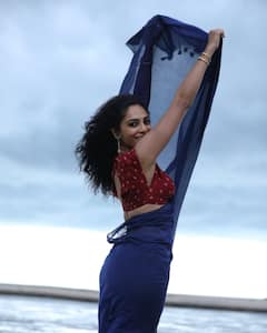 Sobhita Dhulipala Saree Photos: చీర కట్టిన అక్కినేని కోడలు... సముద్ర తీరంలో శోభితా ధూళిపాళ షికారు