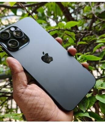 ਈ-ਕਾਮਰਸ ਸਾਈਟ ਫਲਿੱਪਕਾਰਟ 'ਤੇ Samsung Galaxy S24 Ultra 5G 'ਤੇ ਵੀ ਭਾਰੀ ਛੋਟ ਹੈ। ਜਾਣਕਾਰੀ ਦੇ ਅਨੁਸਾਰ, ਫੋਨ ਦੇ 12+256GB ਵੇਰੀਐਂਟ ਦੀ ਅਸਲ ਕੀਮਤ 1,34,999 ਰੁਪਏ ਹੈ ਪਰ ਇੱਥੇ ਇਸਨੂੰ 40 ਪ੍ਰਤੀਸ਼ਤ ਦੀ ਛੋਟ ਨਾਲ ਸੂਚੀਬੱਧ ਕੀਤਾ ਗਿਆ ਹੈ। ਛੋਟ ਤੋਂ ਬਾਅਦ, ਤੁਸੀਂ ਇਸਨੂੰ ਸਿਰਫ਼ 79,999 ਰੁਪਏ ਵਿੱਚ ਖਰੀਦ ਸਕਦੇ ਹੋ।