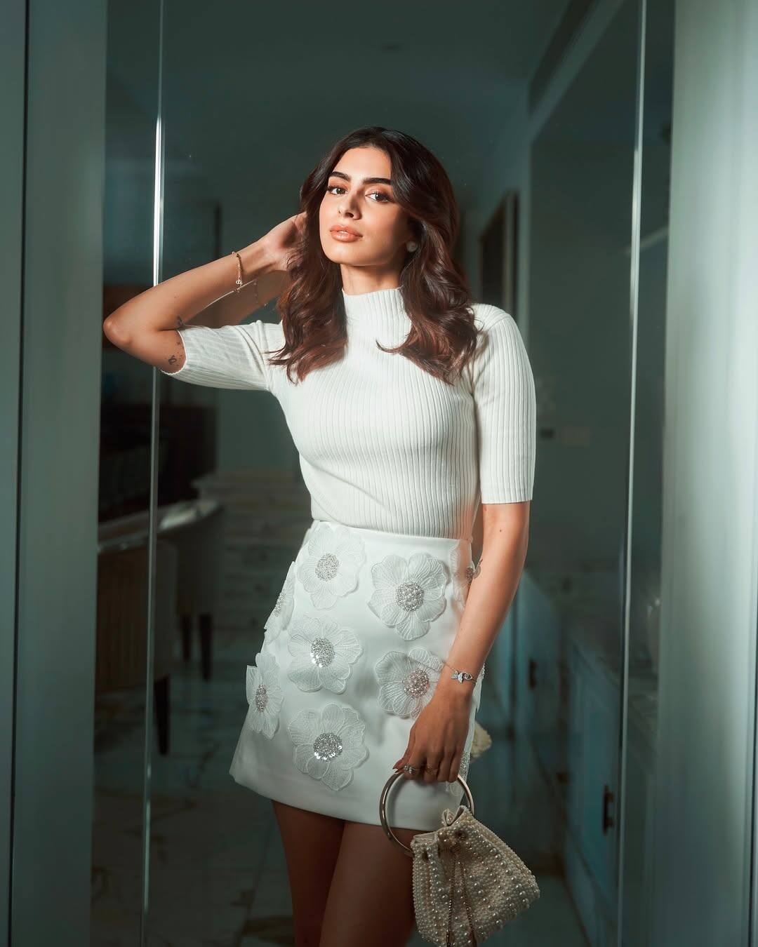 Khushi Kapoor also did his early studies from Mumbai. From school days, his inclination was towards fashion and films. He was often seen participating in school functions and modeling activities. Along with studies, Khushi started learning to prepare herself in front of the camera and stay confident.