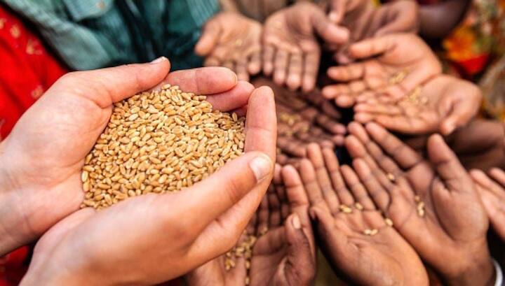 ग्रहण काळात केलेल्या दानाने व्यक्ती आर्थिकदृष्ट्या समृद्ध होतो. तसेच, दान केल्याने देवी लक्ष्मी प्रसन्न होते.