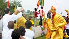 महात्मा गांधी की जिस मूर्ति पर लगा था BJP का पट्टा-झंडा… उसे तेज प्रताप यादव ने धोया, जानिए क्या कहा