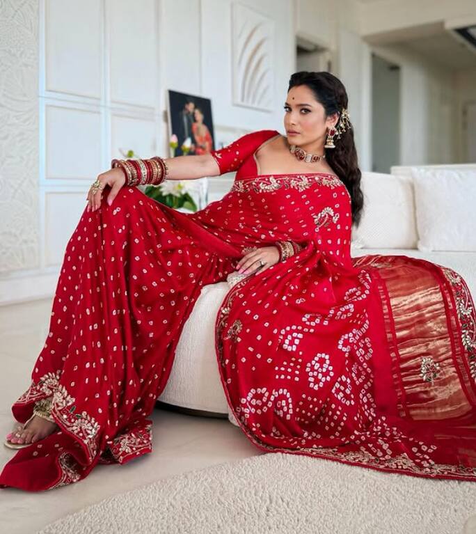 इस तस्वीर में अंकिता ने रेड कलर की प्रिंटेड साड़ी पहनी है, जिसके बॉर्डर पर गोल्डन वर्क है. साथ में हेवी ज्वेलरी, चूड़ियां और ओपन हेयर उनके लुक को और रॉयल टच दे रहे हैं. ये लुक शादी या करवाचौथ जैसे खास मौकों के लिए परफेक्ट है.