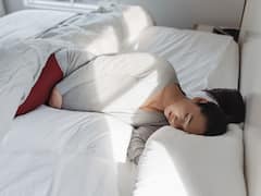 महिलांनी पोटावर झोपणे का टाळावे? जाणून घ्या!