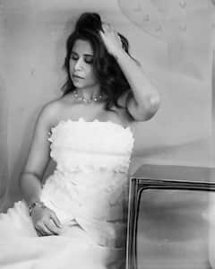 ग्लॅमरस रेड कोटमध्ये सई ताम्हणकरचा स्टायलिश लूक सोशल मीडियावर चर्चेत!