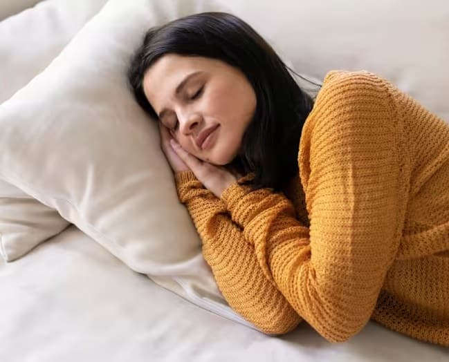 How Many Hours Of Sleep Ss Healthy: આપણે ઘણીવાર સાંભળીએ છીએ કે ઓછી ઊંઘ સ્વાસ્થ્ય માટે હાનિકારક છે. તે હૃદય રોગ, ડિપ્રેશન અને નબળી રોગપ્રતિકારક શક્તિ જેવી સમસ્યાઓનું જોખમ વધારે છે. પરંતુ શું તમે જાણો છો કે વધુ પડતી ઊંઘ પણ એટલી જ ખતરનાક બની શકે છે? તાજેતરના સંશોધનો દર્શાવે છે કે દિવસમાં 9 કલાકથી વધુ ઊંઘ ઓછી ઊંઘ કરતાં વધુ જોખમી સાબિત થઈ શકે છે.