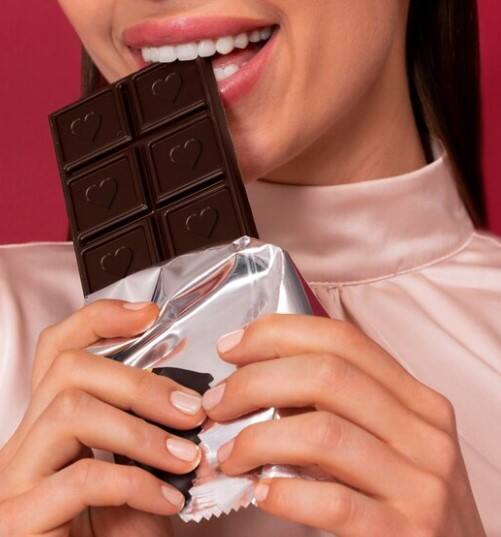 ਡਾਰਕ ਚਾਕਲੇਟ ਵਿੱਚ ਮੌਜੂਦ ਐਂਟੀਆਕਸੀਡੈਂਟ ਅਤੇ ਫਲੇਵੈਨੋਲਸ ਖੂਨ ਦੇ ਪ੍ਰਵਾਹ ਨੂੰ ਬਿਹਤਰ ਬਣਾਉਂਦੇ ਹਨ ਅਤੇ ਧਮਨੀਆਂ ਨੂੰ ਸਿਹਤਮੰਦ ਰੱਖਦੇ ਹਨ। ਇਕ ਵੱਡੀ ਸਟੱਡੀ ਮੁਤਾਬਕ, ਜਿਨ੍ਹਾਂ ਲੋਕਾਂ ਨੇ ਸੀਮਿਤ ਮਾਤਰਾ ਵਿੱਚ ਡਾਰਕ ਚਾਕਲੇਟ ਖਾਧੀ, ਉਨ੍ਹਾਂ ਵਿੱਚ ਹਾਰਟ ਡਿਜੀਜ਼ ਅਤੇ ਸਟ੍ਰੋਕ ਦਾ ਖਤਰਾ ਉਨ੍ਹਾਂ ਨਾਲੋਂ ਘੱਟ ਸੀ ਜਿਨ੍ਹਾਂ ਨੇ ਕਦੇ ਚਾਕਲੇਟ ਨਹੀਂ ਖਾਧੀ।