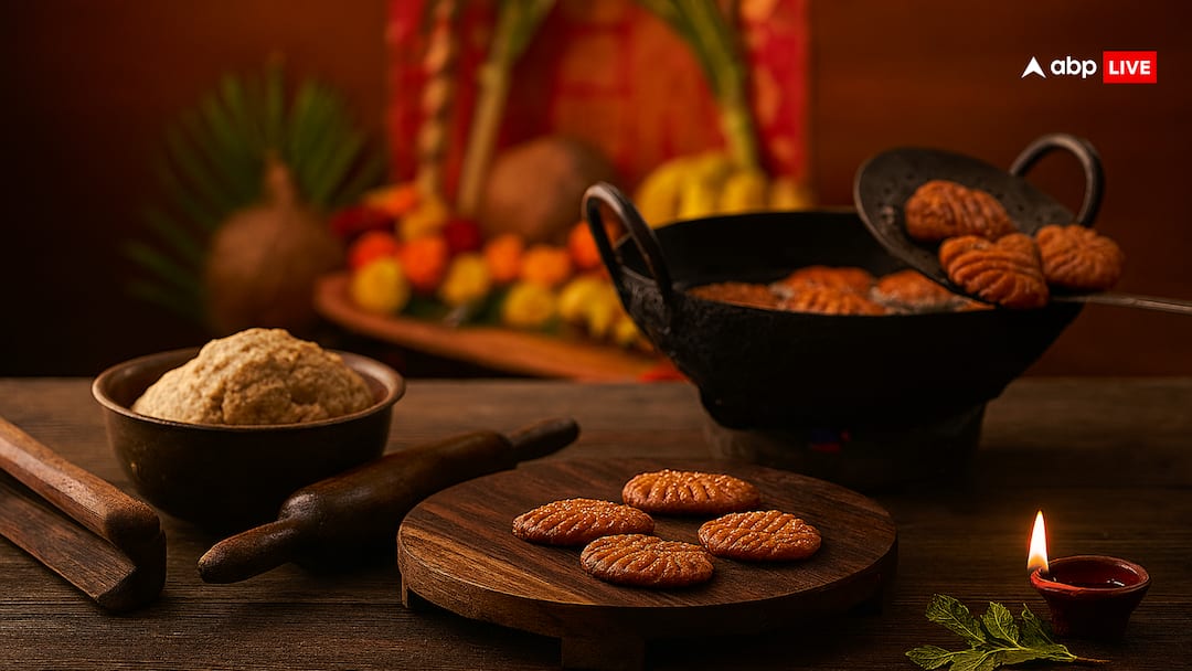 chhath puja kab hai 2025 Chhathi Maiya thekua recipe importance hindu dharam Chhath Puja 2025: छठी मैया को ठेकुआ का प्रसाद क्यों चढ़ाया जाता है? जानें इसके महत्व और बनाने का तरीका