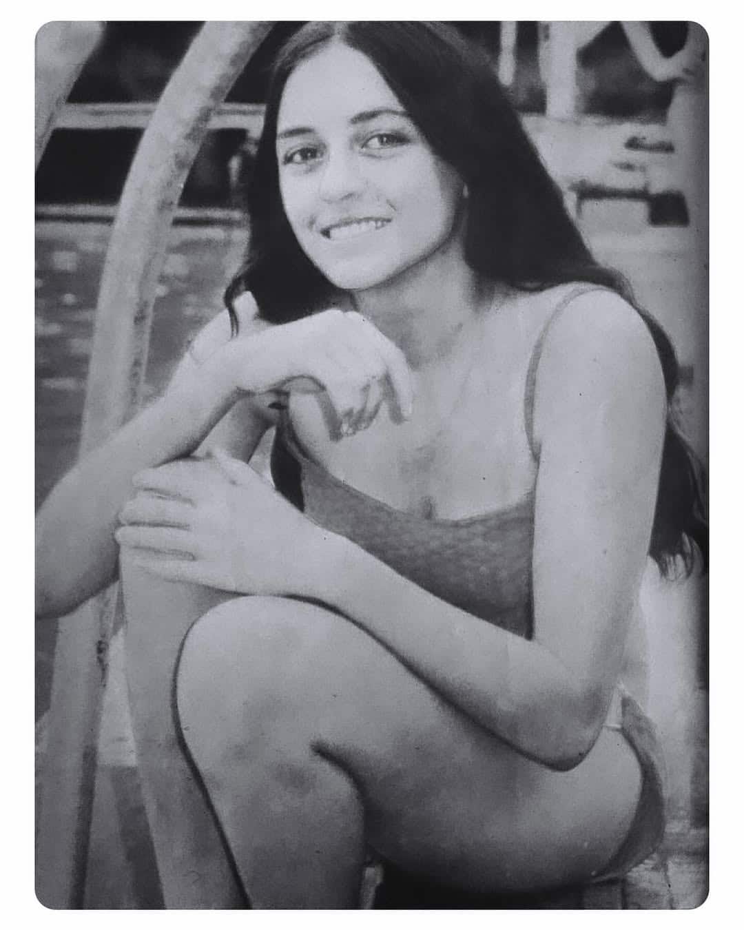 An interesting thing is that she did not have the objective famous to join Miss India, but a desire for her family to win a rare luxury TV set of that time.