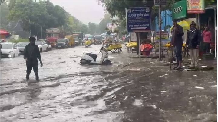 मार्केट मधील रस्त्यांवर मोठ्या प्रमाणात पाणी साठलं आहे. शेतकऱ्यांचा भाजीपाल्यासह फळ पाण्यात वाहतानाचे चित्र मार्केट यार्ड परिसरात दिसून येत आहे.