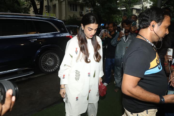 Actor Ranveer Singh's sister also reached Pooja Dadlani's mother -in -law's prayer meat. He also carried a white kurta.