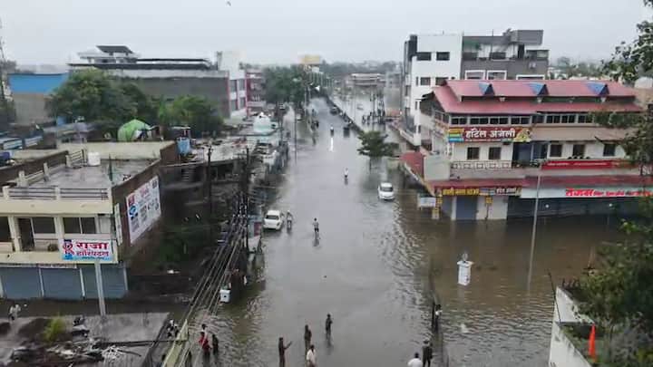 माजलगाव धरणाच्या पाणलोट क्षेत्रात गेल्या दोन दिवसापासून पडत असलेल्या पावसाने धरणातून बिंदुसरा नदीपात्रात पाण्याचा विसर्ग केला जात आहे. तर याच विसर्गामुळे सांडस चिंचोली गावाला दोन दिवसापासून पाण्याने वेढा घातल्याचे दिसून येत आहे.