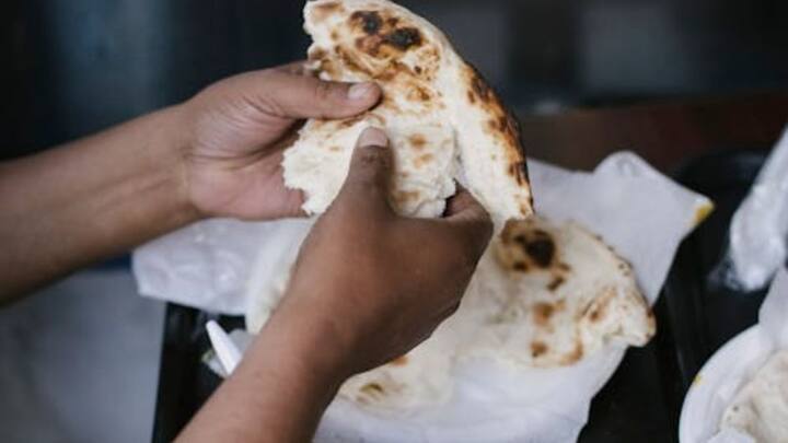 गांवों और छोटे ढाबों पर यह और भी सस्ती हो सकती है. भारत से तुलना करें तो नेपाल में मौजूदा समय में एक रोटी भारत से करीब छह से दस गुना महंगी हो गई है.