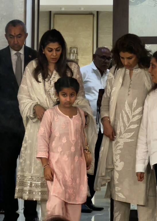 Pooja was accompanied by his younger daughter. Who appeared to go to the hall with Prayer Meat with her mother.