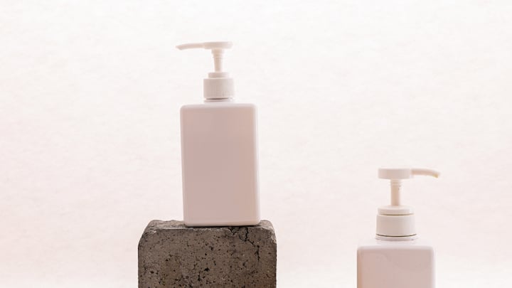 Ignoring Ingredients in Cleansers: Harsh shampoos with silicones and sulfates strip away natural oils, leaving your hair dull. Instead, choose 100% natural cleansers enriched with Ayurvedic herbs like shikakai, amla, reetha, hibiscus, and rosemary. They gently cleanse while locking in moisture for long-lasting softness. (image Source: Canva)