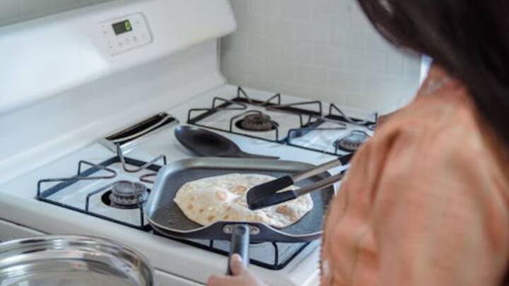 नेपाल में रोटी की कीमत अचानक बढ़ने के कई कारण हैं, जैसे कि अराजकता और तनावपूर्ण माहौल. हाल के राजनीतिक और सामाजिक हालातों ने सप्लाई चेन को बाधित कर दिया है. इसलिए भी चीजें महंगी हो चली हैं.