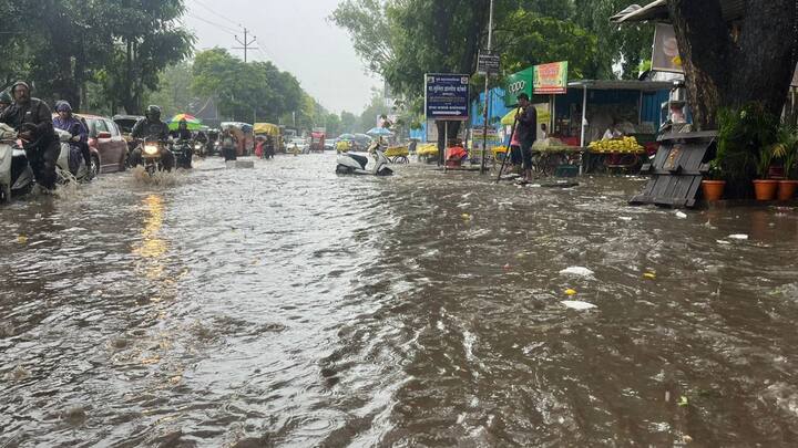पुण्यात आज पुन्हा पावसाला सुरुवात झाली आहे. पुण्यासह आज पुण्याजवळील घाट माथ्यावर ऑरेंज अलर्ट जारी करण्यात आला आहे.