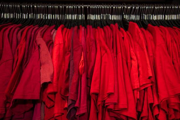 लाल वस्त्र - लाल रंग हा सूर्याचा प्रिय रंग आहे. लाल वस्त्र, विशेषत: गरीब आणि गरजूंना दान केल्याने व्यक्तीच्या आत्मविश्वासात वाढ होते.