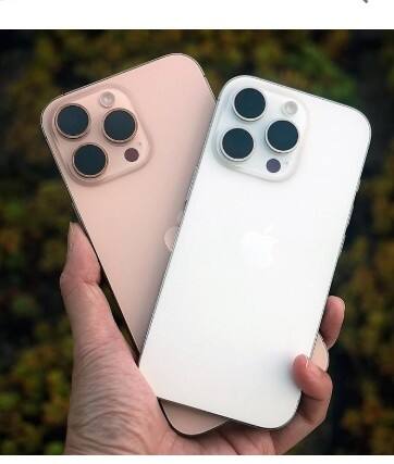 ਫੀਚਰਸ ਦੀ ਗੱਲ ਕਰੀਏ ਤਾਂ, ਆਈਫੋਨ 16 ਪ੍ਰੋ ਮੈਕਸ ਵਿੱਚ 6.9-ਇੰਚ ਦੀ ਸੁਪਰ ਰੈਟੀਨਾ XDR OLED ਡਿਸਪਲੇਅ ਹੈ ਜੋ 120Hz ਪ੍ਰੋਮੋਸ਼ਨ ਤਕਨਾਲੋਜੀ ਦੇ ਨਾਲ ਇੱਕ ਬਹੁਤ ਹੀ ਸੁਚਾਰੂ ਅਨੁਭਵ ਪ੍ਰਦਾਨ ਕਰਦੀ ਹੈ। ਇਸ ਵਿੱਚ ਇੱਕ A18 ਪ੍ਰੋ ਚਿੱਪ ਹੈ ਅਤੇ ਇਸਦੇ ਨਾਲ ਐਪਲ ਇੰਟੈਲੀਜੈਂਸ ਅਧਾਰਤ AI ਵਿਸ਼ੇਸ਼ਤਾਵਾਂ ਵੀ ਸ਼ਾਮਲ ਕੀਤੀਆਂ ਗਈਆਂ ਹਨ।