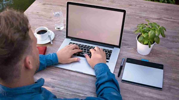 आज के समय में स्टूडेंट्स और यंग प्रोफेशनल्स के लिए लैपटॉप सिर्फ पढ़ाई या काम तक सीमित नहीं रह गया है, बल्कि यह एंटरटेनमेंट, प्रोजेक्ट्स और मल्टीटास्किंग के लिए भी ज़रूरी गैजेट बन चुका है.