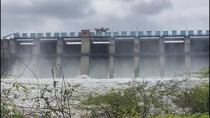 मिळालेल्या माहितीनुसार, मराठवाड्यात दोन दिवसांपासून सुरू असलेल्या अतिवृष्टीमुळे तीन लाख हेक्टरचे नुकसान झालेय. तर 15 लाख 543 हेक्टरपर्यंत पिकांच्या नुकसानीचा आकडा गेला आहे. 1,48, 961 हेक्टर जिरायत, 3,861 हेक्टर बागायत तर  7,071 हेक्टर फळपिकांच यात नुकसान झालंय.