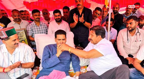 मंडी: डिप्टी सीएम मुकेश अग्निहोत्री ने तुड़वाया विधायक चंद्रशेखर का अनशन, दिया ये आश्वासन मंडी: डिप्टी सीएम मुकेश अग्निहोत्री ने तुड़वाया विधायक चंद्रशेखर का अनशन, दिया ये आश्वासन