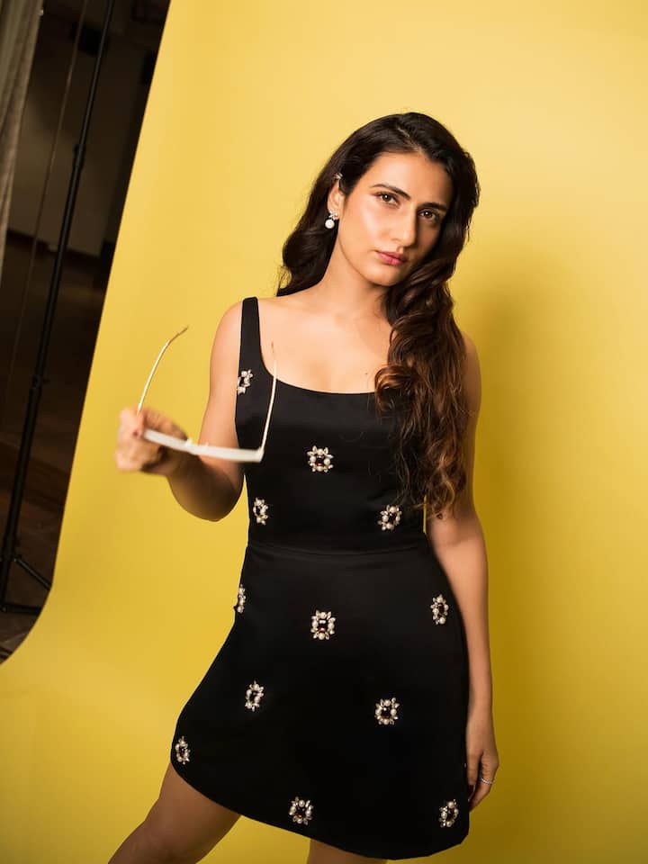 In this look, Fatima is wearing a black short dress, on which beautiful embellished detailing has been done. Open hair, minimal makeup and sunglass in hand are giving trendy and classy touch to their look.