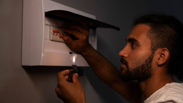 तो आपको बता दें इनवर्टर को चालू या बंद करने का फैसला आपकी जरूरत और इस्तेमाल के तरीके पर निर्भर करता है. अगर आप पूरे दिन घर से बाहर रहते हैं तो इसे बंद करना फायदेमंद हो सकता है. लेकिन लगातार ऑन रखने पर भी इसके अलग फायदे मिलते हैं.