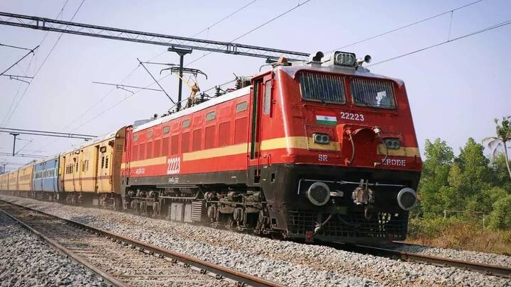 अब यह परेशानी धीरे-धीरे कम होती नजर आ रही है. ट्रेन के यात्रियों के लिए ऐसा कदम उठाया गया है जिससे सफर और आसान और सुविधाजनक बन जाएगा इससे न केवल यात्रियों को खाने की चिंता से राहत मिलेगी बल्कि सफर का मजा भी पहले से ज्यादा बढ़ेगा.