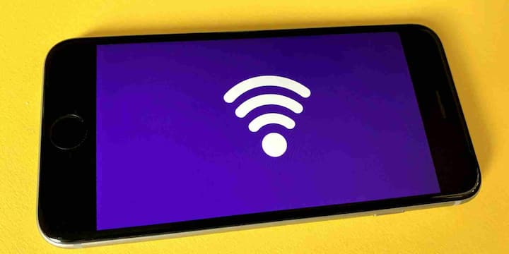 वाई-फाई का पूरा नाम Wireless Fidelity है. यह तकनीक डेटा को हवा में भेजने और पकड़ने के लिए रेडियो वेव्स का इस्तेमाल करती है. जिस तरह रेडियो स्टेशन से निकली तरंगें आपके रेडियो तक पहुंचकर आवाज में बदल जाती हैं उसी तरह वाई-फाई राउटर से निकली तरंगें आपके मोबाइल या कंप्यूटर तक पहुंचती हैं और वहां इंटरनेट सिग्नल में बदल जाती हैं. यह प्रक्रिया इतनी तेज होती है कि हमें किसी तरह की देरी महसूस ही नहीं होती.