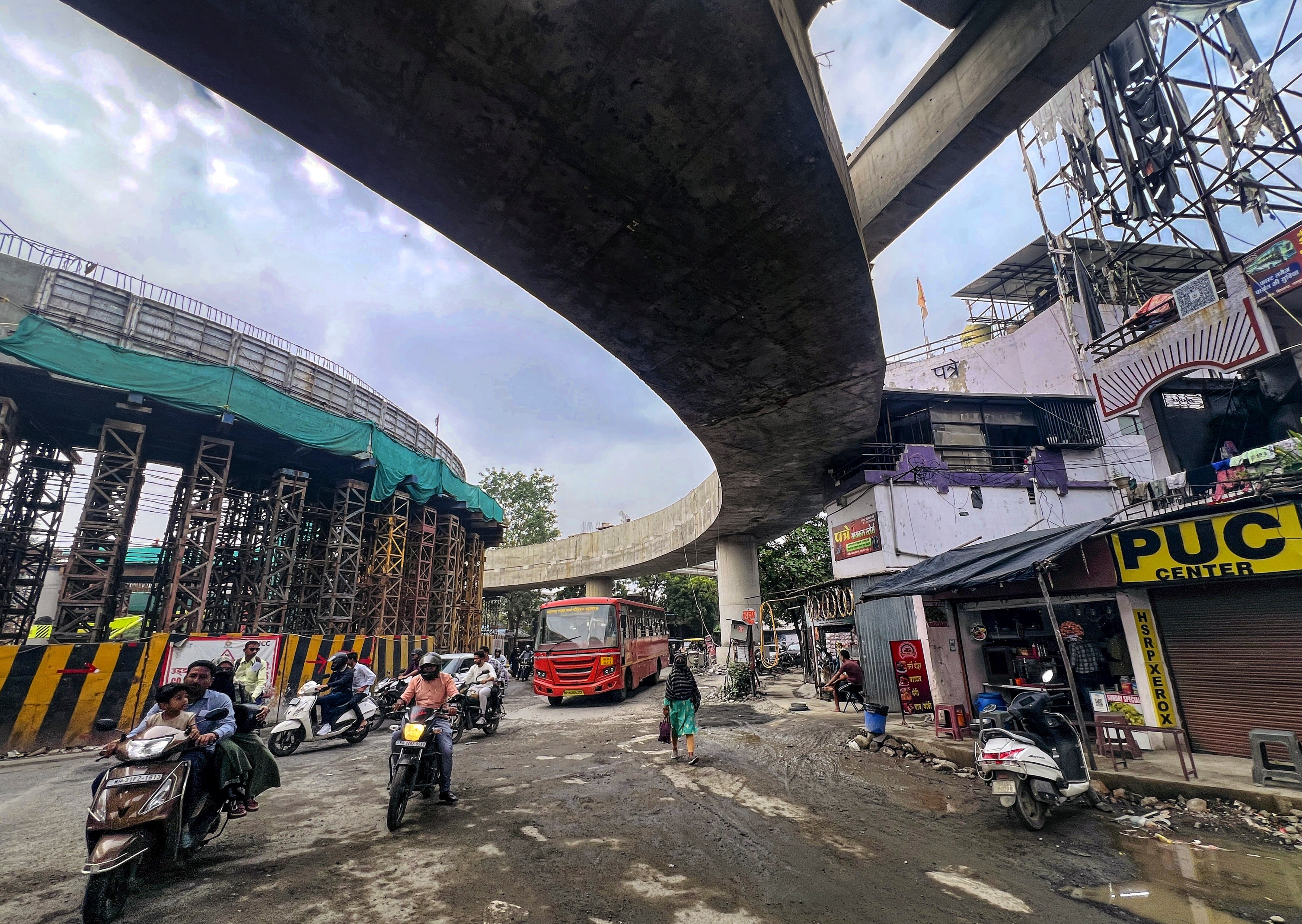 किसने बनाया ये मुजस्सिमा! नागपुर में मकान की बालकनी से गुजरा फ्लाईओवर, तस्वीरें देख चकरा जाएगा दिमाग