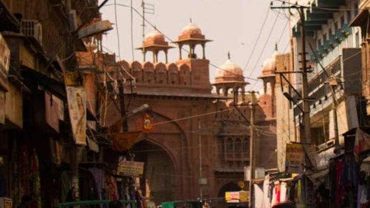 बहुत कम लोग जानते हैं कि यह किला शुरू से लाल नहीं था, जब मुगल बादशाह शाहजहां ने 1638 में इसका निर्माण शुरू करवाया, तब इसे सफेद चूने के पत्थरों और संगमरमर से सजाया गया था.