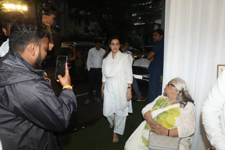 Actress Dia Mirza also reached this prayer meat to encourage Shah Rukh Khan's manager.