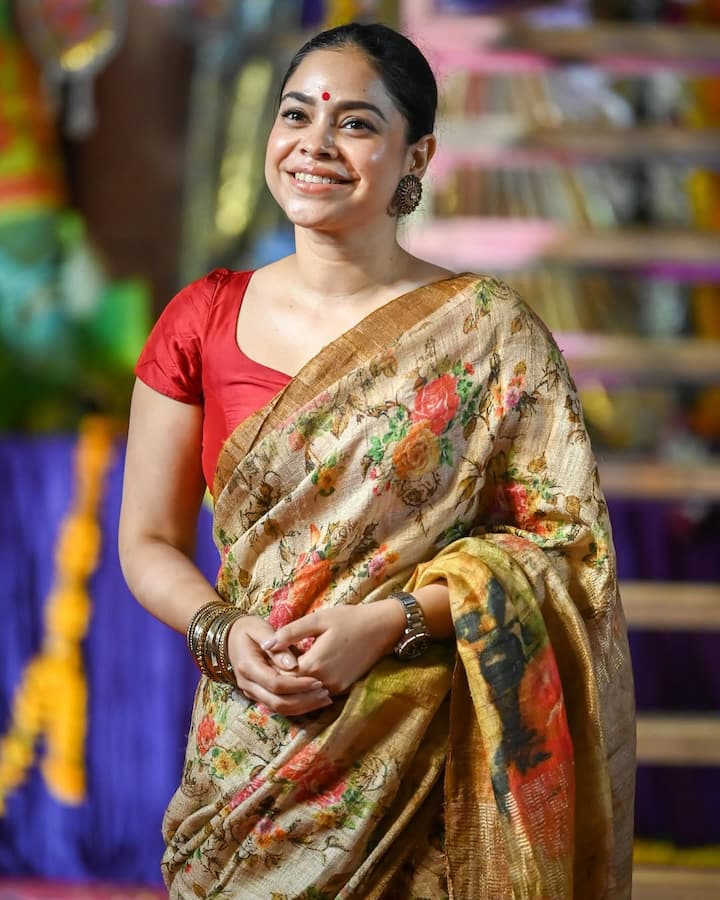 Like Sumona, you can also look beautiful by carrying this Navratri printed saree with a plane blouse.