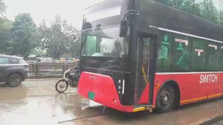 पहिल्या टप्प्यात पुणे महानगर परिवहन मंडळ (PMPML) च्या ताफ्यात 10 डबल डेकर बसेस देण्यात येणार आहेत. त्यामुळे, 10 विविध मार्गावर ही बस धावणार आहे.