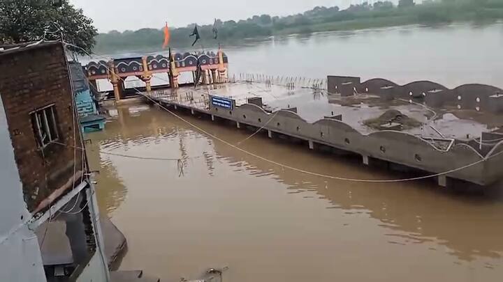 गेवराई तालुक्यातील गोदावरी नदीकाठच्या गावांमध्ये पाणी शिरले असून शनीमंदिर, पांचाळेश्वर मंदिरं तीन दिवसांपासून पाण्याखाली आहेत.