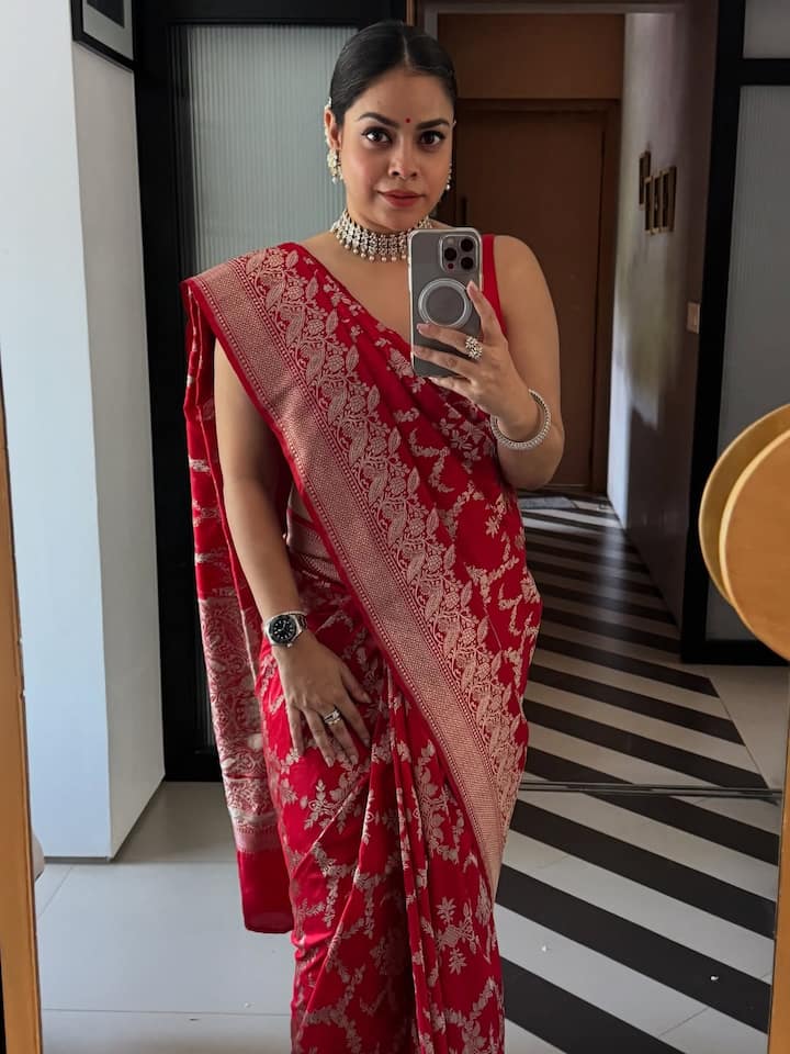 Most women wear red sarees in Navratri. In this way, you can also look stunning by copying this red Banarasi saree look of Sunoma.
