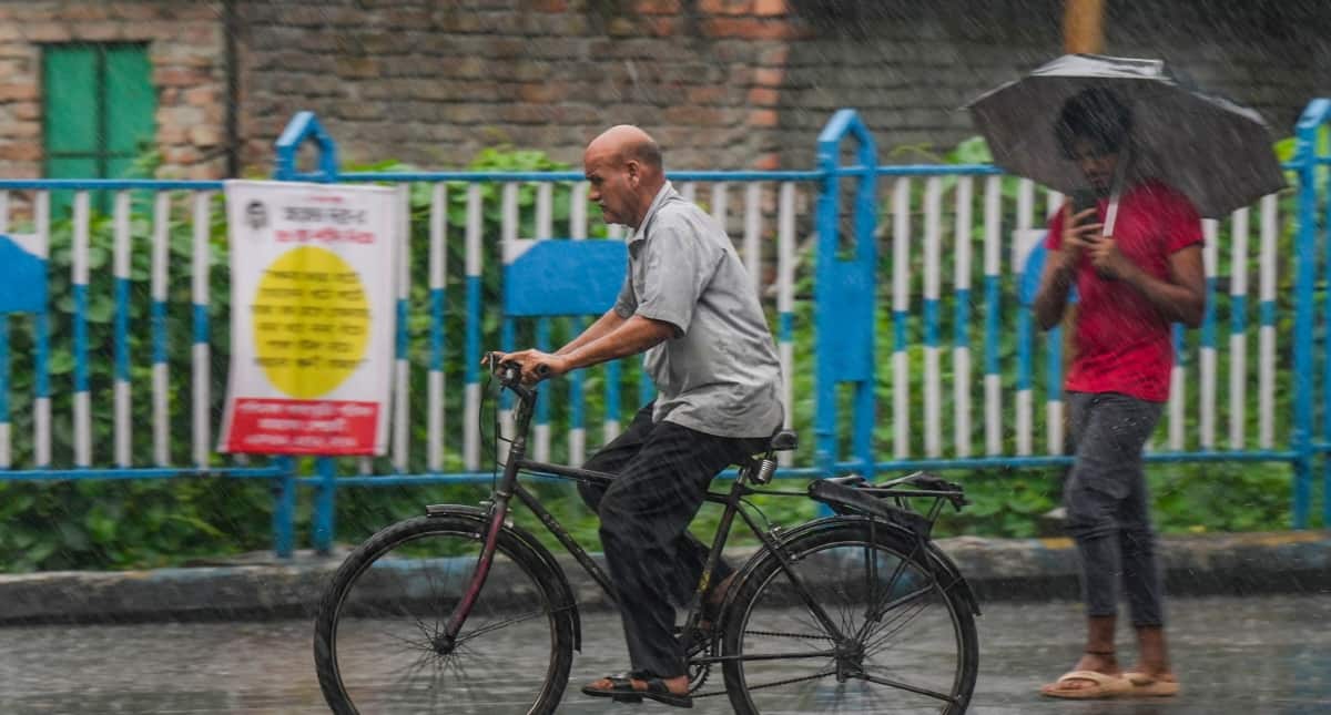 UP Weather: यूपी में कैसा रहेगा आज का मौसम? IMD ने इन जिलों में जताई बारिश की संभावना, जानें अपने शहर का हाल