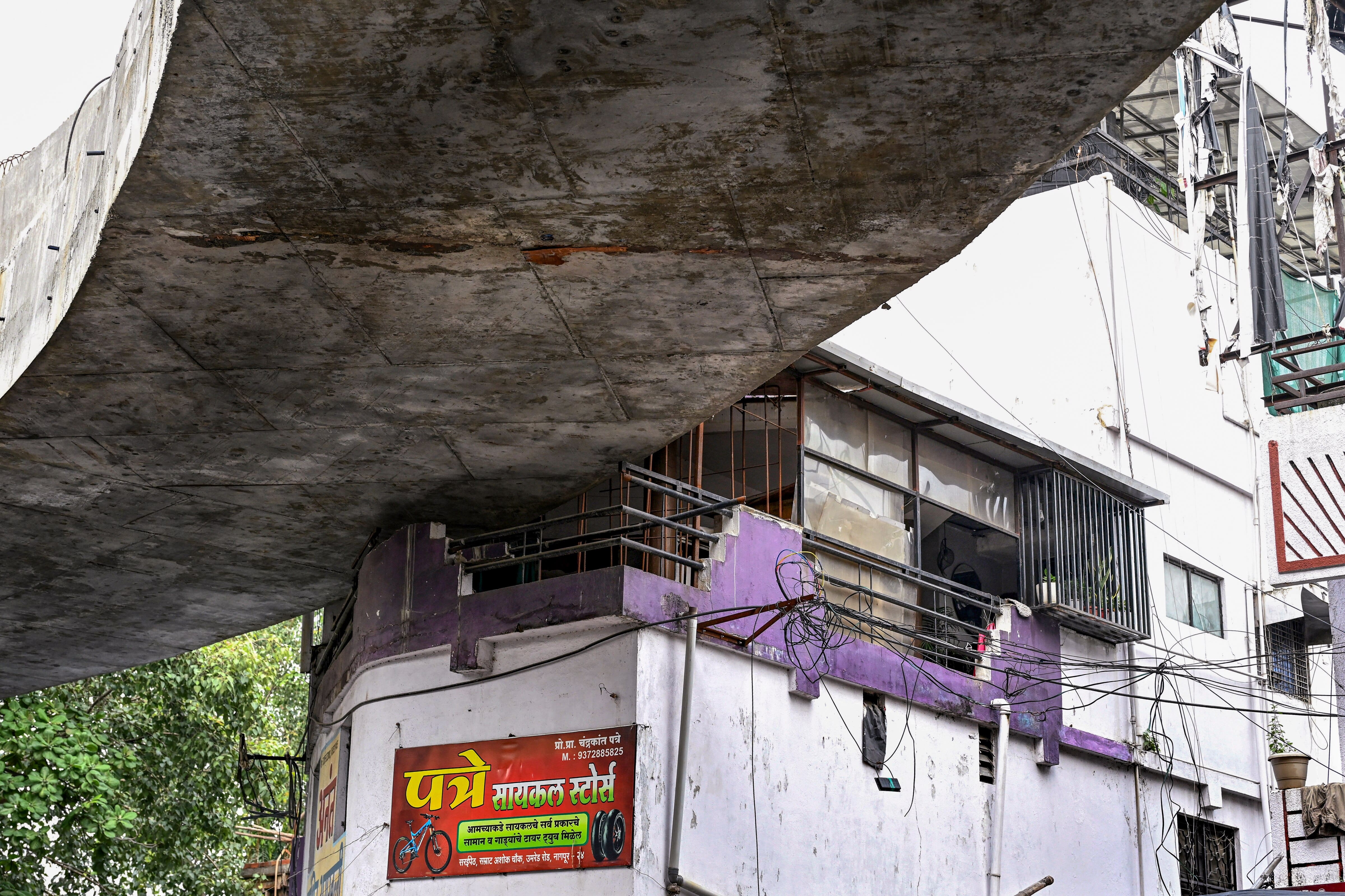 किसने बनाया ये मुजस्सिमा! नागपुर में मकान की बालकनी से गुजरा फ्लाईओवर, तस्वीरें देख चकरा जाएगा दिमाग