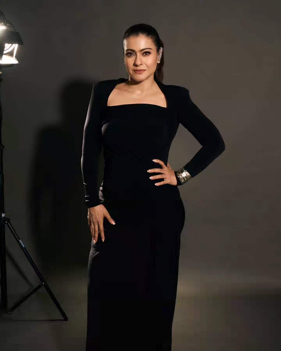 Kajol posted pictures on Instagram, in which she was seen wearing a black color dress. She had ponytail to her hair with minimal makeup. His confidence was clearly reflected in these pictures.