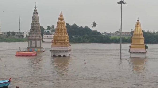 उजनी व वीर धरणातून सोडलेल्या मोठ्या पाण्याच्या विसर्गामुळे चंद्रभागा दुथडी भरून वाहू लागली असून वाळवंटातील सर्व मंदिरे पाण्याखाली गेली आहेत.