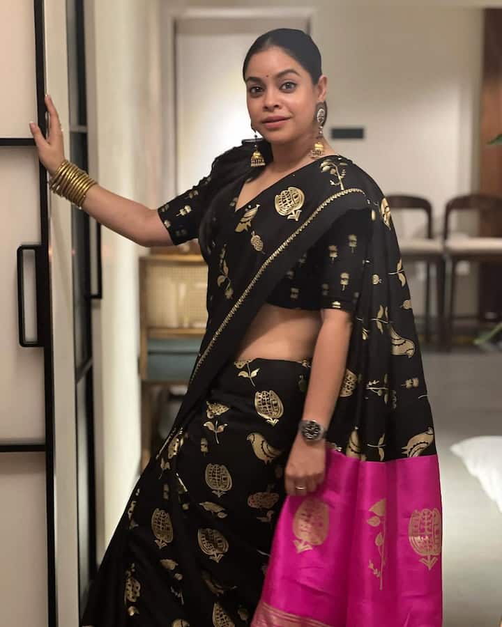 If you want to wear a black sari on the occasion of Navratri, then this saree of Sumona is perfect.
