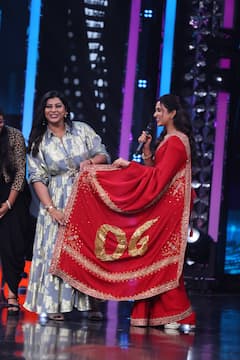 Priyanka Arul Mohan - OG Promotions: ఆహా... ప్రియాంక మోహన్ చీర కొంగుపై 'ఓజీ' టైటిల్... హీరోయిన్ డెడికేషన్ చూడండమ్మా