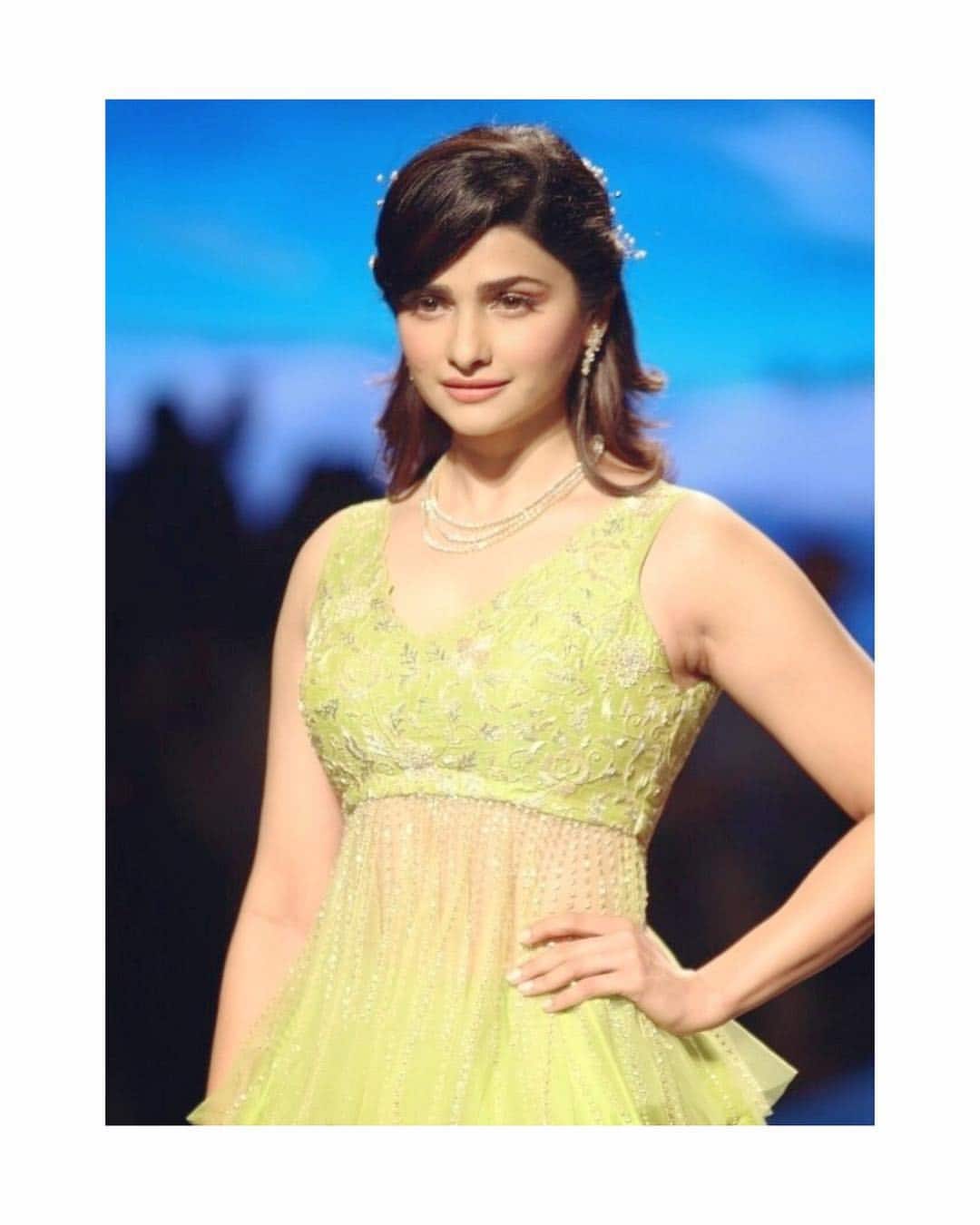 Every viewer who is interested in TV serials will definitely remember the TV show 'Kasam Se'. Through this show, actress Prachi Desai, who became famous in the house by playing the role of Bani Walia, is not interested in any identity today.