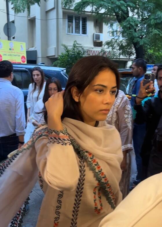 Bollywood actor Shahid Kapoor's wife Meera Rajput also attended this Prayer Meet. Which appeared in the suit of the light shed.