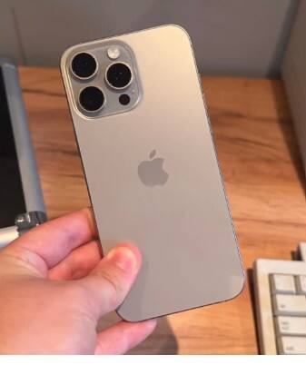 ਡਿਜ਼ਾਈਨ ਦੀ ਗੱਲ ਕਰੀਏ ਤਾਂ ਇਹ ਫੋਨ ਹਲਕੇ ਅਤੇ ਮਜ਼ਬੂਤ ਟਾਈਟੇਨੀਅਮ ਫਰੇਮ ਦੇ ਨਾਲ ਆਉਂਦਾ ਹੈ। ਇਸਦੀ ਸੁਰੱਖਿਆ ਲਈ ਅਗਲੀ ਪੀੜ੍ਹੀ ਦੇ ਸਿਰੇਮਿਕ ਸ਼ੀਲਡ ਦੀ ਵਰਤੋਂ ਕੀਤੀ ਗਈ ਹੈ, ਜਿਸਨੂੰ ਹੁਣ ਤੱਕ ਦਾ ਸਭ ਤੋਂ ਮਜ਼ਬੂਤ ਸਮਾਰਟਫੋਨ ਗਲਾਸ ਮੰਨਿਆ ਜਾਂਦਾ ਹੈ। ਸਟੋਰੇਜ ਵਿਕਲਪਾਂ ਵਿੱਚ, ਇਹ 256GB, 512GB ਅਤੇ 1TB ਵੇਰੀਐਂਟ ਵਿੱਚ ਉਪਲਬਧ ਹੈ। ਯਾਨੀ, ਇਸ ਸੇਲ ਵਿੱਚ iPhone 16 Pro Max ਪ੍ਰਾਪਤ ਕਰਨਾ ਹੁਣ ਸਿਰਫ਼ ਇੱਕ ਸੁਪਨਾ ਨਹੀਂ ਰਹੇਗਾ, ਪਰ ਸਹੀ ਪੇਸ਼ਕਸ਼ਾਂ ਅਤੇ ਐਕਸਚੇਂਜ ਡੀਲਾਂ ਦੇ ਨਾਲ, ਇਹ ਤੁਹਾਡੇ ਬਜਟ ਵਿੱਚ ਆ ਸਕਦਾ ਹੈ।