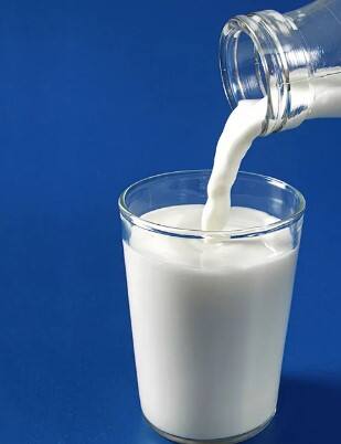 ਸਾਵਧਾਨ! ਕਿਤੇ ਤੁਸੀਂ ਵੀ ਤਾਂ ਨਹੀਂ ਕਰ ਰਹੇ ਦੁੱਧ ਨਾਲ ਇਨ੍ਹਾਂ ਚੀਜ਼ਾਂ ਨੂੰ ਖਾਣ ਦੀ ਗਲਤੀ, ਸੁਧਾਰੋ ਆਪਣੀ ਆਦਤ, ਨਹੀਂ ਤਾਂ...