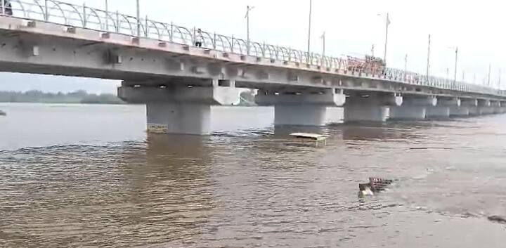 उजनी धरणात येणाऱ्या पाण्याचा विसर्ग हि आता 40 हजार पर्यंत कमी झाल्याने हळूहळू धरणातून भीमा नदीत सोडण्यात येणारे पाणीही कमी होणार आहे.