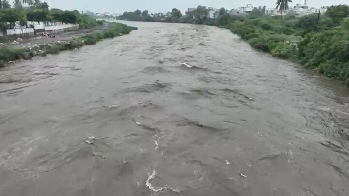 छत्रपती संभाजीनगर जिल्ह्यातील पैठण, सिल्लोडनंतर आता कन्नड तालुक्यातील कंरजखेडा महसूल मंडळांमध्ये काल (15 सप्टेंबर) रात्रीपासुन जोरदार पाऊस चालू आहे. अद्याप अनेक गावांचा संपर्क तुटला आहे. शिवाय यात शेतीचेही नुकसान झाले आहे. तर तिकडे पुर्णा नदी दुथडी भरून वाहत आहेत.
