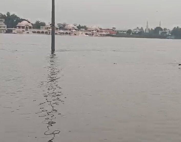 सध्या जिल्ह्यात सर्वत्र पावसाची जोरदार बॅटिंग सुरू असल्याने हे पावसाचे पाणीही ओढ्या नाल्यातून चंद्रभागेला मिसळत असल्याने पाणीपातळी मोठ्या प्रमाणात वाढली आहे.